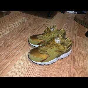 Gold huaraches